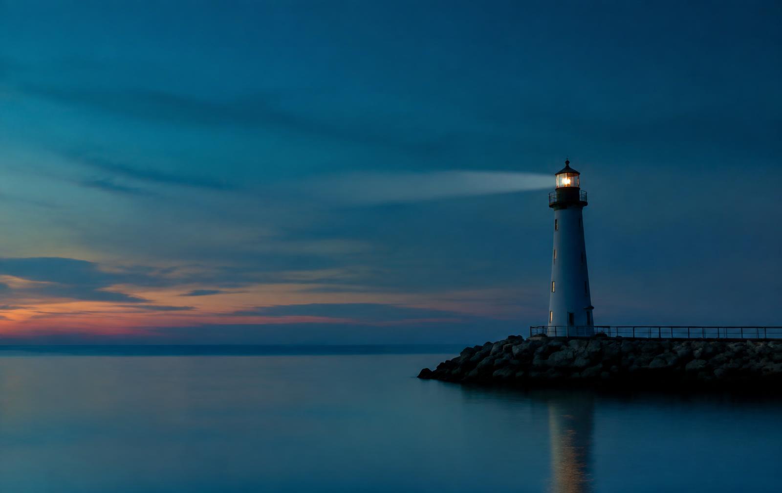 Un faro iluminando aguas tranquilas al amanecer